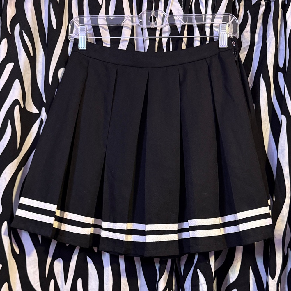 Black w/ White Stripe Pleated Hot Topic, Cheer Skirt, size SM